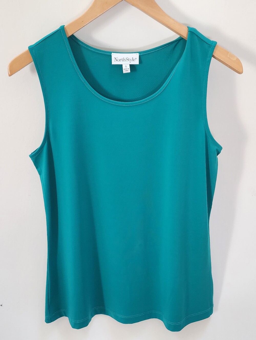 NORTH STYLE SZ SMALL TEAL SLEEVELESS SLIGHTLY SCOOP NECK TANK/ SHELL. NWOT NEW